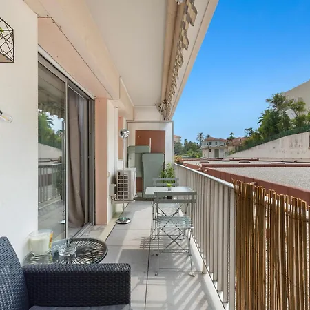 In Center With Terrace קאן